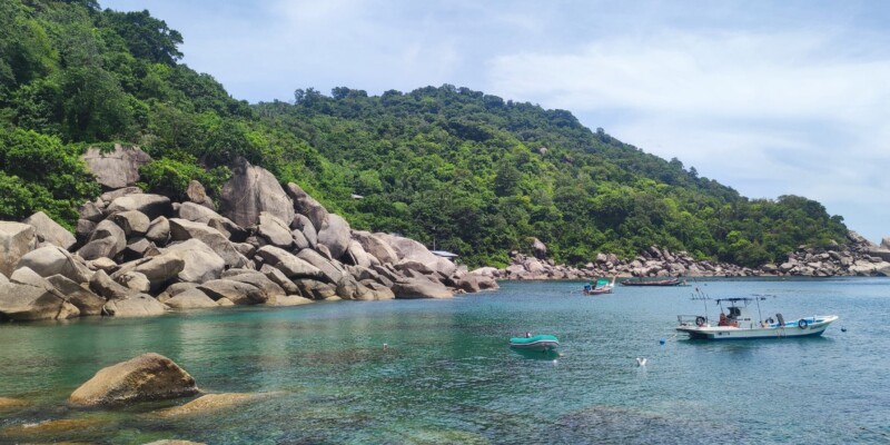 Petit bateau flottant sur les eaux turquoise de la plage de Koh Tao