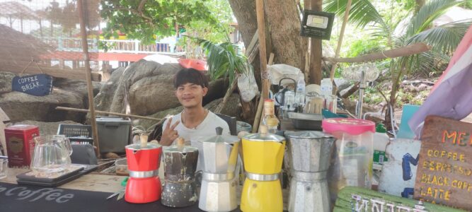 Barista préparant du café thaï dans un café sur la plage de Koh Tao