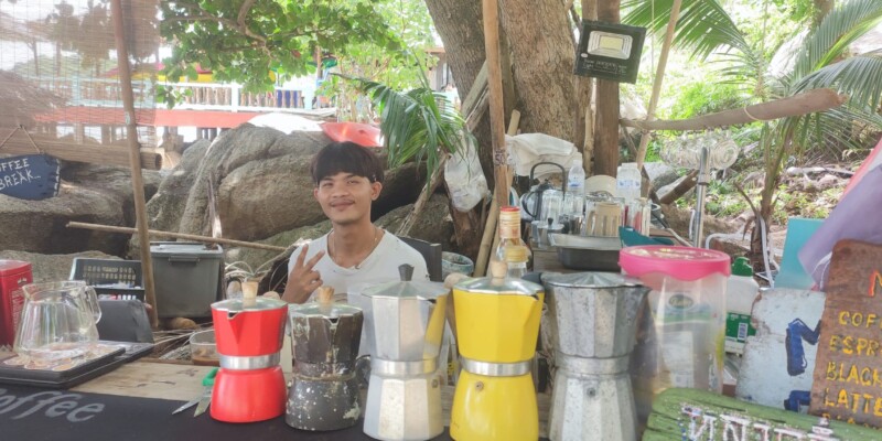 Barista préparant du café thaï dans un café sur la plage de Koh Tao