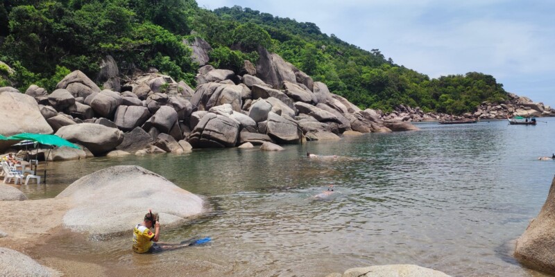 Personne portant un masque et un tuba, prête à explorer les fonds marins à Koh Tao & plage