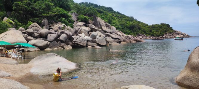 Personne portant un masque et un tuba, prête à explorer les fonds marins à Koh Tao & plage