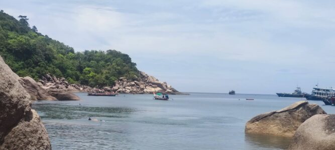 Plage de Koh Tao avec du sable doré et des eaux turquoise sous un ciel bleu