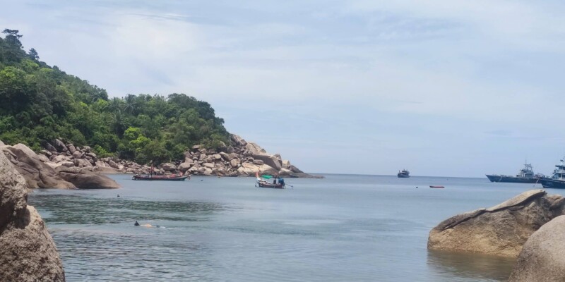 Plage de Koh Tao avec du sable doré et des eaux turquoise sous un ciel bleu