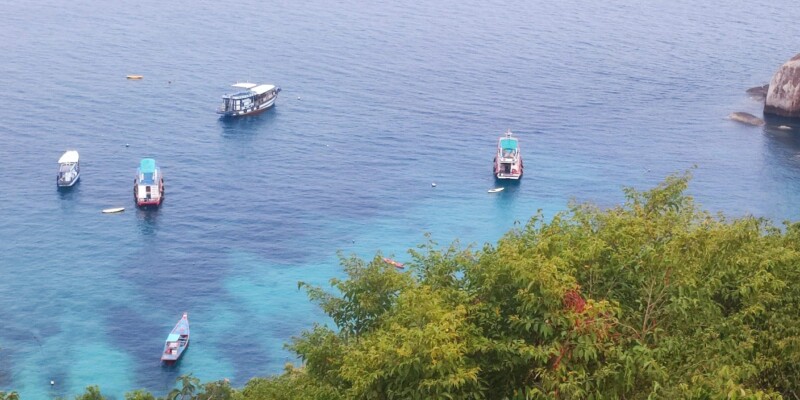 Bateaux amarrés dans une baie pittoresque à Koh Tao