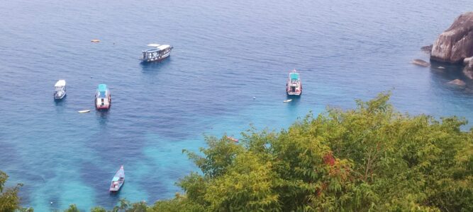 Bateaux amarrés dans une baie pittoresque à Koh Tao