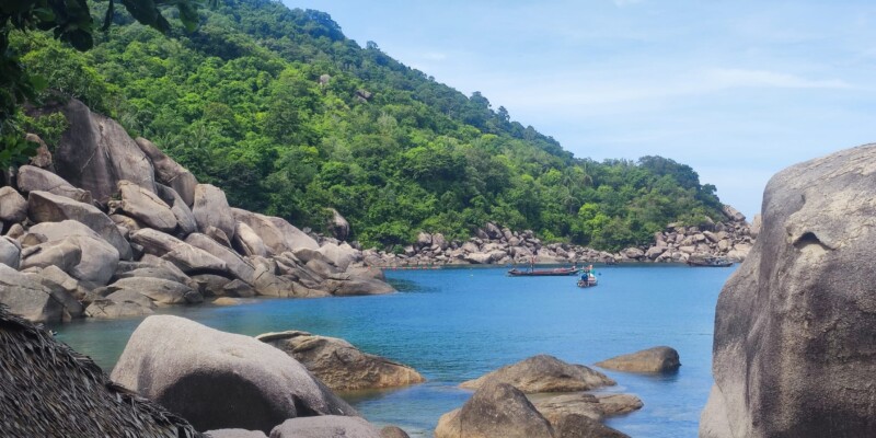 Plage de Koh Tao avec un rocher surplombant des eaux bleu cristallin