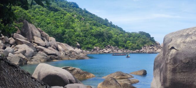 Plage de Koh Tao avec un rocher surplombant des eaux bleu cristallin