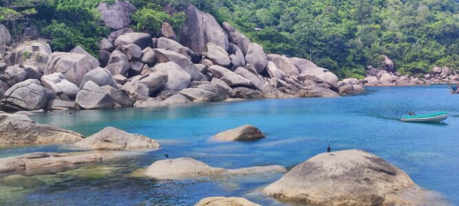 Plage de Koh Tao avec un rocher surplombant des eaux bleu cristallin