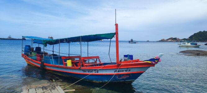 Bateau amarré à Koh Tao, arborant les couleurs vives de la Thaïlande