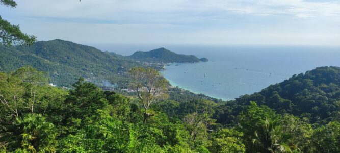 Vue panoramique des collines verdoyantes surplombant la mer cristalline à Koh Tao
