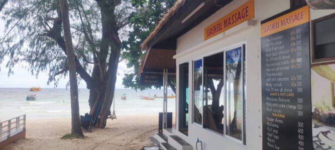 Façade d'une boutique de massage à Koh Tao, décorée de manière accueillante avec des panneaux en bois et des plantes