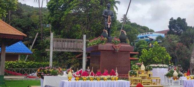 Statue majestueuse à Koh Tao, représentant un symbole culturel ou spirituel, entourée de verdure