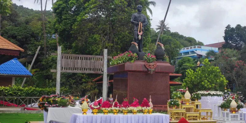Statue majestueuse à Koh Tao, représentant un symbole culturel ou spirituel, entourée de verdure
