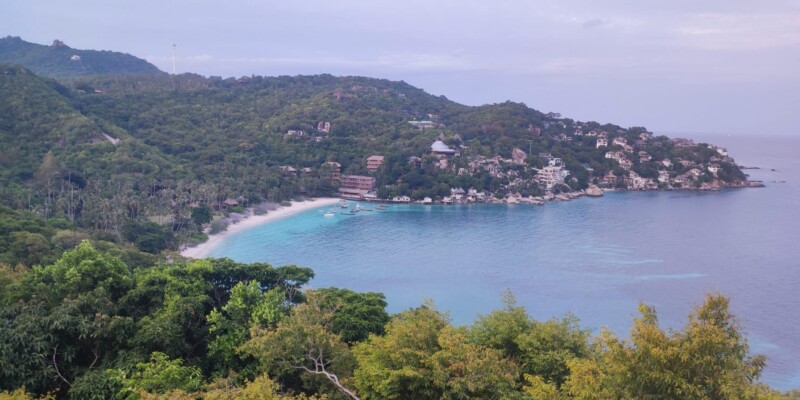 Baie à Koh Tao avec des eaux turquoise cristallines