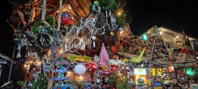 Devanture colorée d'un bar rasta à Koh Tao, ornée de décorations vibrantes et de motifs inspirés de la culture reggae