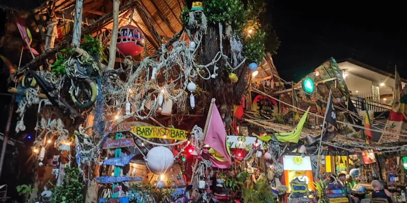 Devanture colorée d'un bar rasta à Koh Tao, ornée de décorations vibrantes et de motifs inspirés de la culture reggae