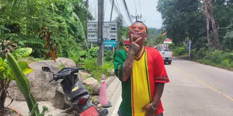 Photographie d'un local à Koh Tao faisant le signe de la paix, inspiré par Bob Marley