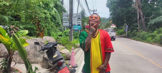 Photographie d'un local à Koh Tao faisant le signe de la paix, inspiré par Bob Marley