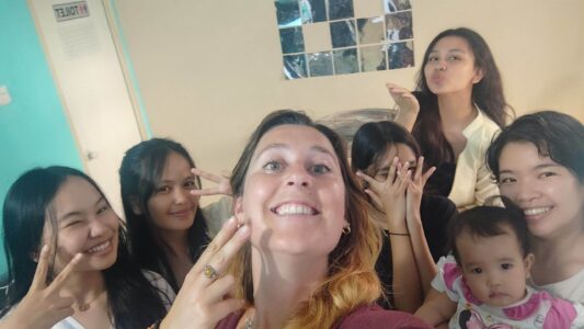 Portrait de femmes, dont Ines, participantes à un événement Couchsurfing à Manado, Sulawesi