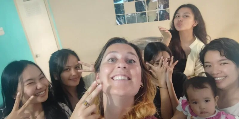Portrait de femmes, dont Ines, participantes à un événement Couchsurfing à Manado, Sulawesi