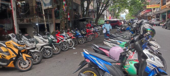 Photographie montrant de nombreux scooters dans les rues de Manado