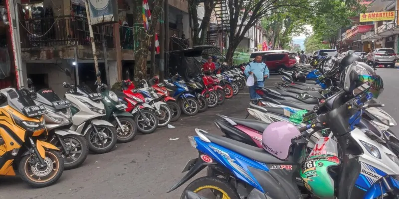 Photographie montrant de nombreux scooters dans les rues de Manado
