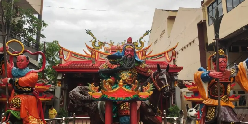 Photographie d'un temple chinois à Manado, dédié à Confucius, avec des éléments rouges et des motifs démoniaques