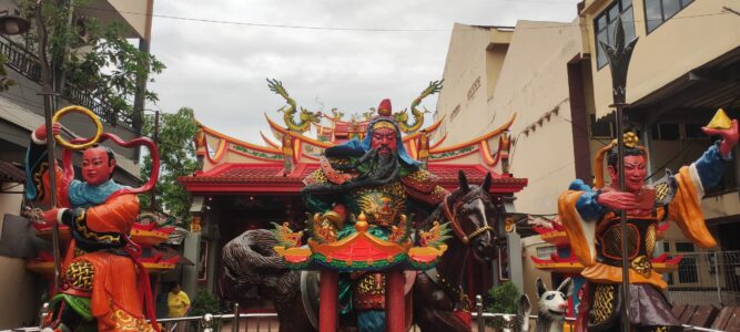Photographie d'un temple chinois à Manado, dédié à Confucius, avec des éléments rouges et des motifs démoniaques