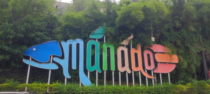 Photographie de la ville de Manado avec le mot "Manado" écrit en motifs de poissons colorés