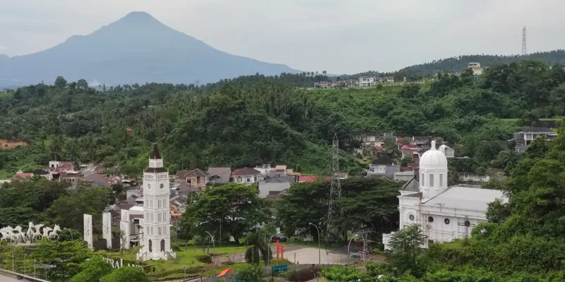 Paysage de Manado sur l'île de Siau, Sulawesi, mettant en avant une architecture blanche typique