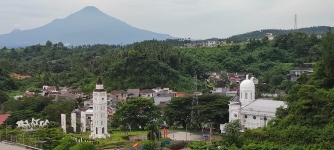 Paysage de Manado sur l'île de Siau, Sulawesi, mettant en avant une architecture blanche typique