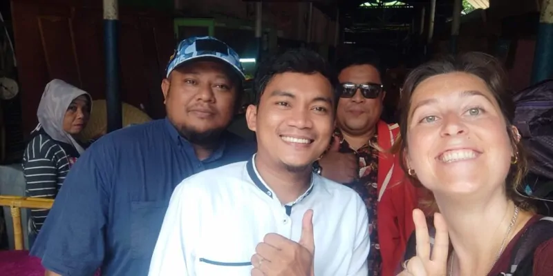 Selfie de groupe de trois jeunes hommes musulmans à Manado, Indonésie, pris au marché