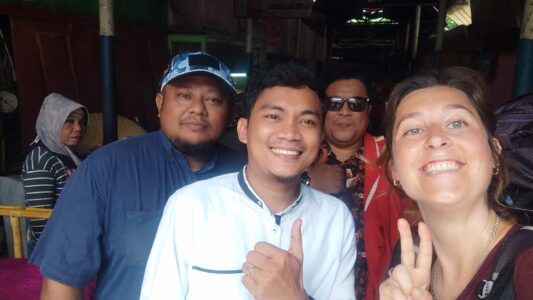 Selfie de groupe de trois jeunes hommes musulmans à Manado, Indonésie, pris au marché