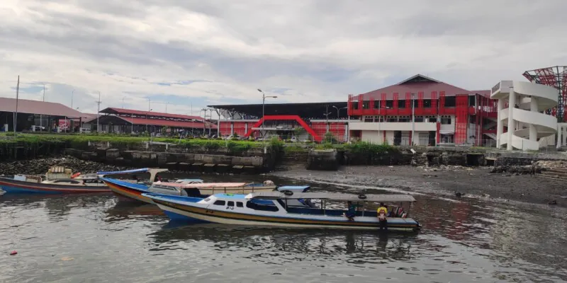 Arrivée à Siau Island, Sulawesi, en bateau, avec une vue sur la mer et la côte