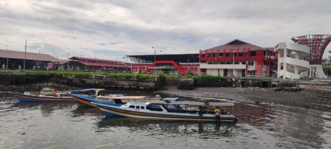 Arrivée à Siau Island, Sulawesi, en bateau, avec une vue sur la mer et la côte