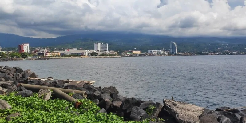 Photographie de la ville de Manado, Sulawesi, avec des immeubles visibles au loin