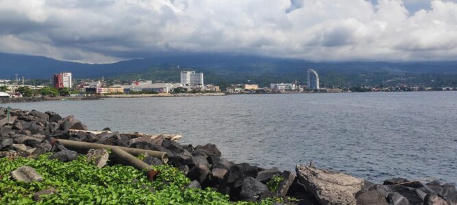 Photographie de la ville de Manado, Sulawesi, avec des immeubles visibles au loin