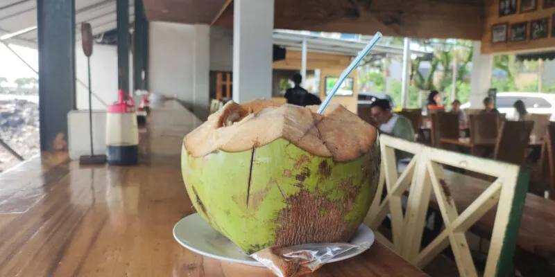 Photographie d'une noix de coco servie dans un restaurant à Manado