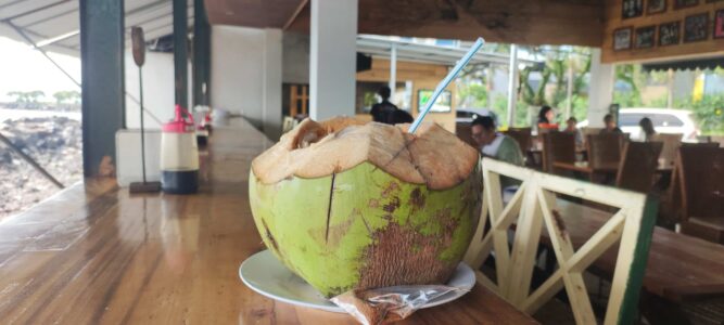 Photographie d'une noix de coco servie dans un restaurant à Manado