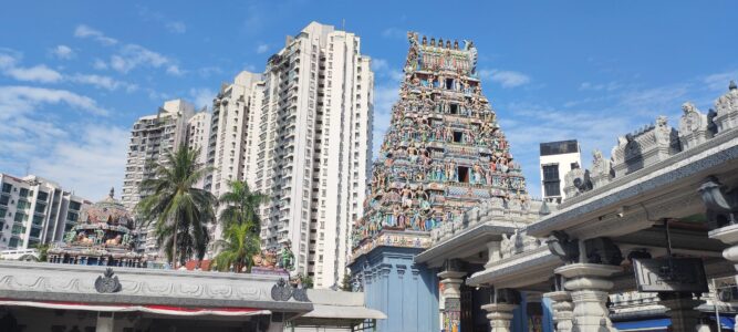 Photographie d'un temple indien à Little India, Singapour, avec des bâtiments modernes en arrière-plan, illustrant le contraste entre l'architecture traditionnelle et contemporaine