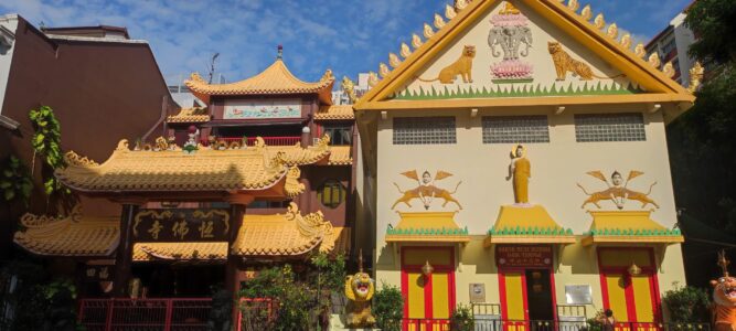 Photographie d'un temple bouddhiste chinois à Singapour, avec un ciel bleu en arrière-plan et une architecture triangulaire distinctive