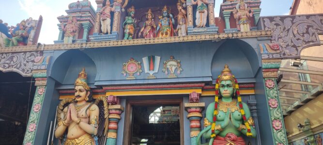Photographie du temple de Little India à Singapour, présentant des sculptures imposantes de dieux hindous en avant-plan