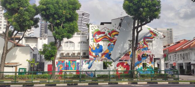 Photographie de street art à Singapour, montrant des murs ornés de fresques de dragons colorés et stylisés