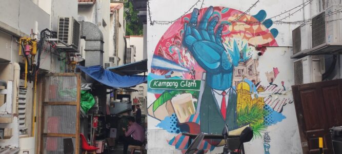 Photographie de street art coloré dans le quartier de Kampong Glam à Singapour, mettant en avant des fresques murales représentant des mains et des motifs vibrants