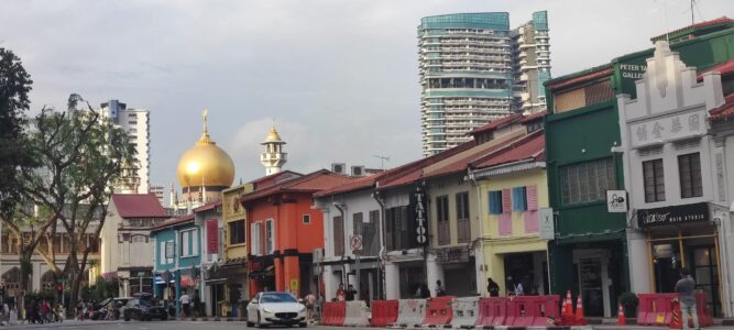 Photographie du Quartier Indien et de Kampong Glam à Singapour, montrant la mosquée Sultan entourée de bâtiments colorés et animés