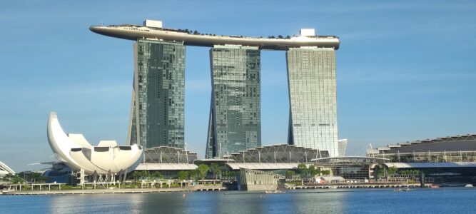 Photographie classique de Singapour, montrant le Marina Bay Sands en forme de vaisseau spatial avec le Merlion en avant-plan