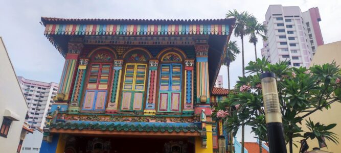 Photographie colorée du Quartier Indien à Singapour, mettant en valeur les bâtiments vibrants et les boutiques animées