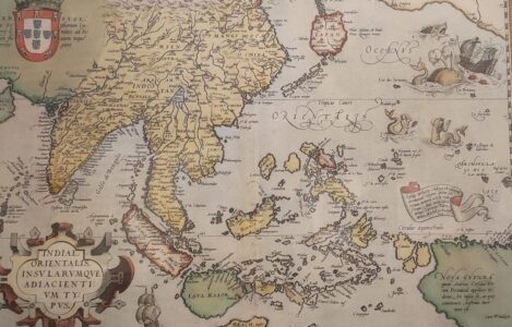 Photographie d'une carte historique vintage de Singapour, affichant des détails géographiques et architecturaux d'époque