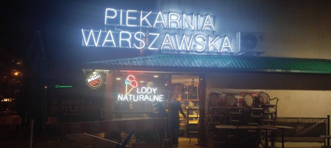 Vitrine d'une boulangerie (piekarnia) à Varsovie avec du pain frais et des pâtisseries