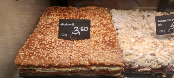 Vitrine de pâtisserie avec divers gâteaux et douceurs à Varsovie